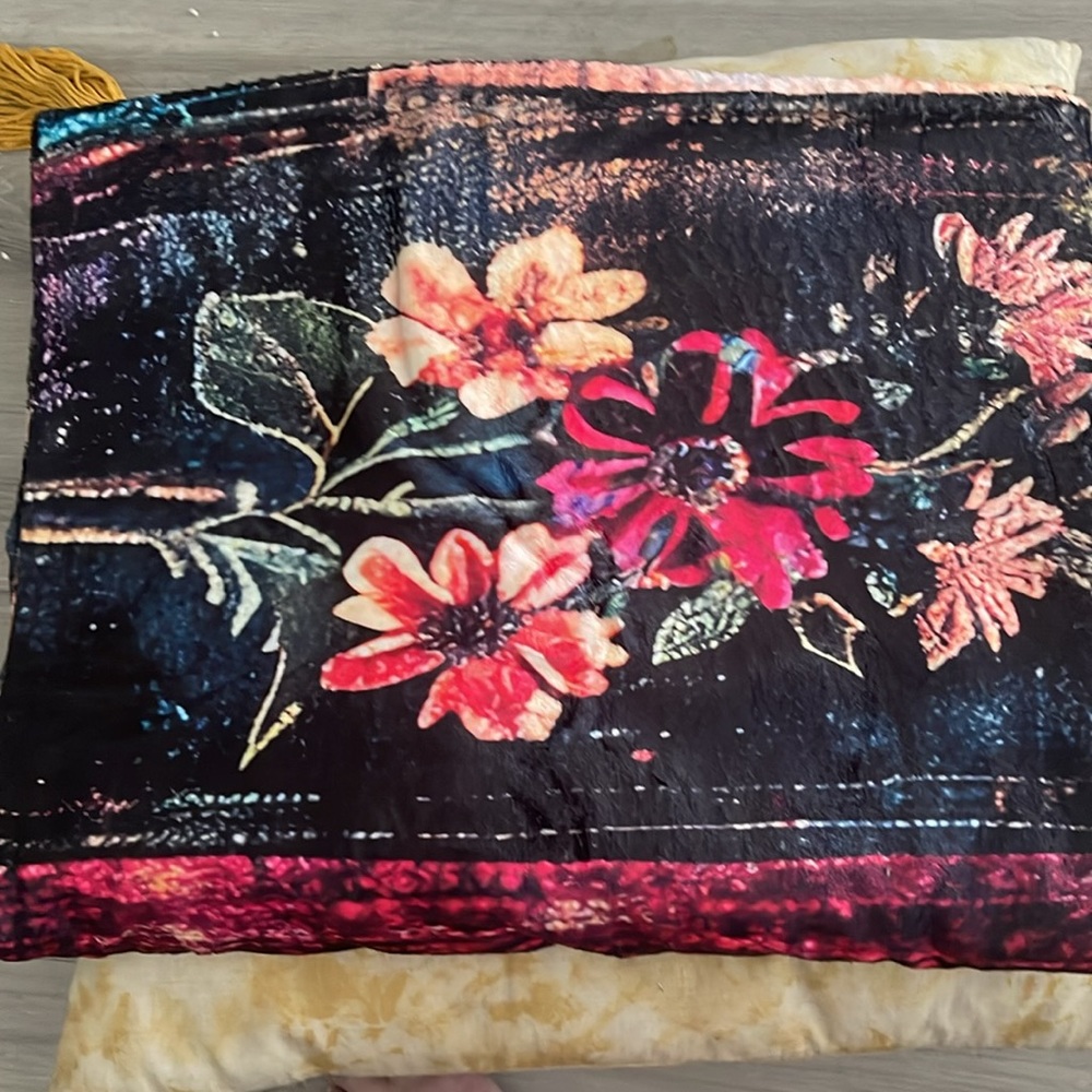 Beautiful Patchwork Patterned Blanket - Picture 3 of 3